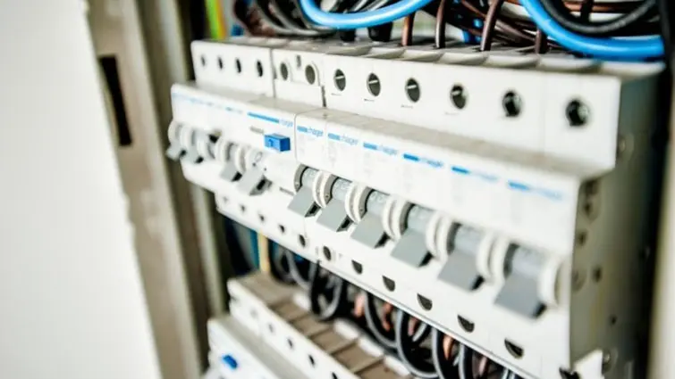 Hình 3. Ứng dụng của cầu dao tự động