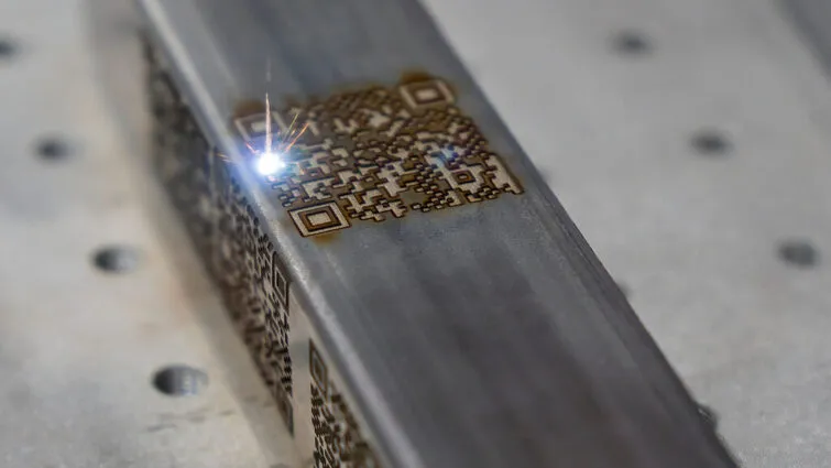 Hình 2. Mã QR và Data Matrix trên pin