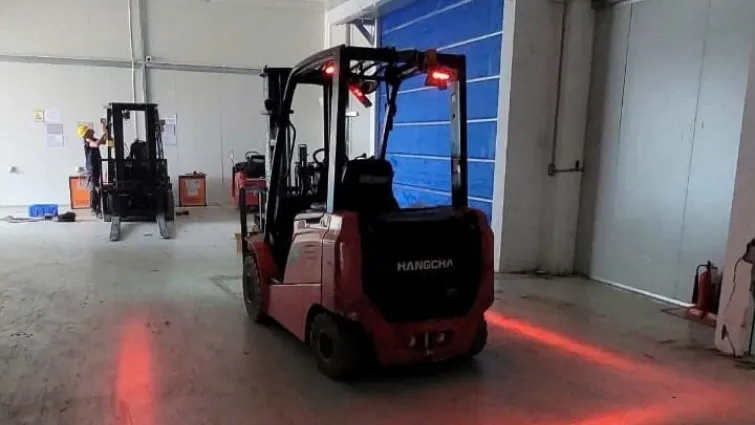Hình 1. Trong kho xưởng, xe nâng và người thường xuyên hoạt động cùng lúc, dễ xảy ra va chạm.
