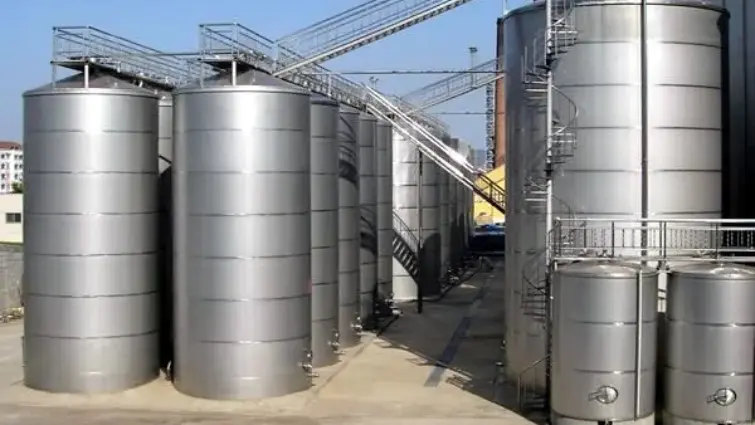 Hình 1. Môi trường có bồn chứa kim loại