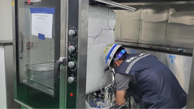 Hình 2. VietMRO kiểm tra vị trí lắp đặt đã có sẵn nguồn điện , nước , gas , ống thoát đầy đủ.