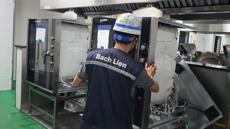 Hình 4. VietMRO tiến hành cắm điện, test nguồn điện máy.