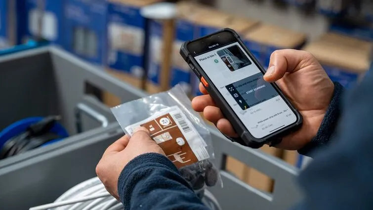 Hình 1. Quét mã vạch bằng smartphone