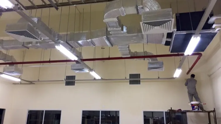 Hình 1. Vietmro lắp đặt hệ thông đèn LED trong kho xưởng