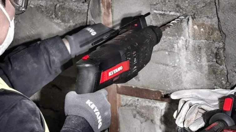 Hình 2. Khi sử dụng máy khoan búa, cần xác định hướng khoan, tránh lệch hướng mũi khoan