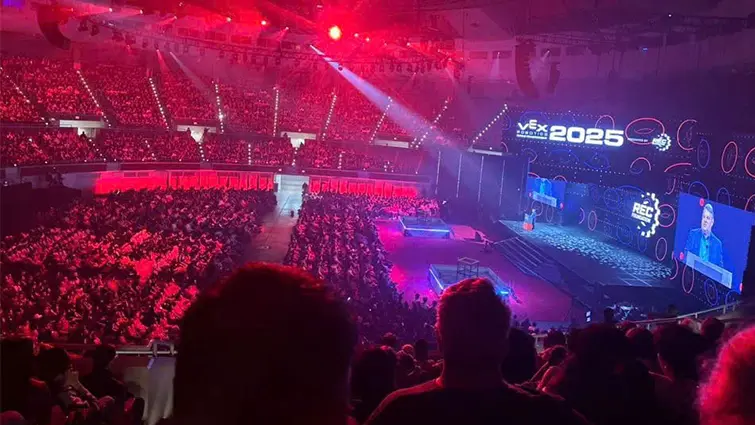 Hình 1. "Giấc mơ Mỹ" thành hiện thực tại đấu trường thế giới VEX Robotics World Championship 2025 diễn ra vào tháng 5 vừa qua tại Texas, Hoa Kỳ