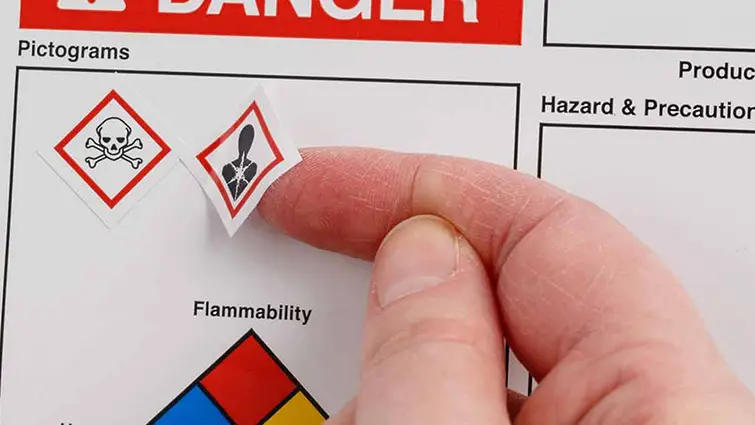 Hình 2. Biểu tượng HazCom là một ký hiệu trên nền trắng được bao quanh bởi một viền đỏ