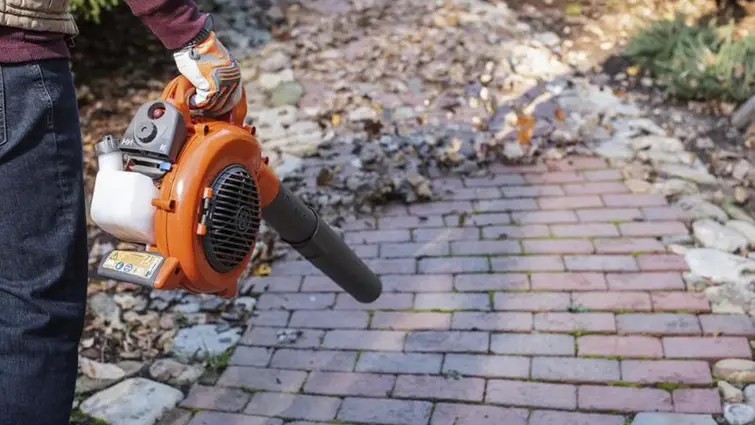 Hình 1. Máy thổi lá cầm tay chạy xăng 2 thì Husqvarna 125B