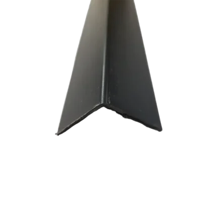 bl036945 nep nhua chu v mau den kt 30x30x2500mm